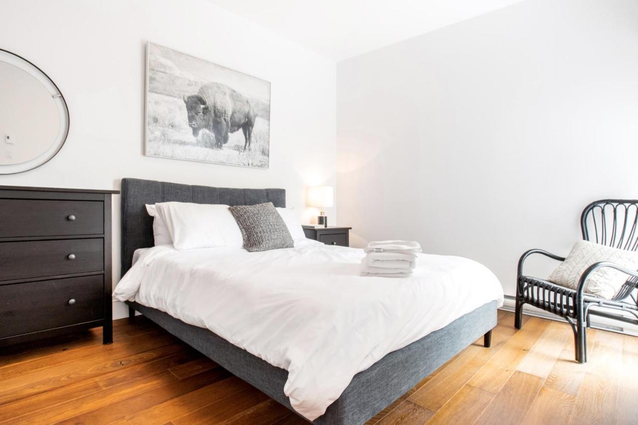 Sleek Condo In The Heart Of Little Italy By Den Stays Montréal Zimmer foto