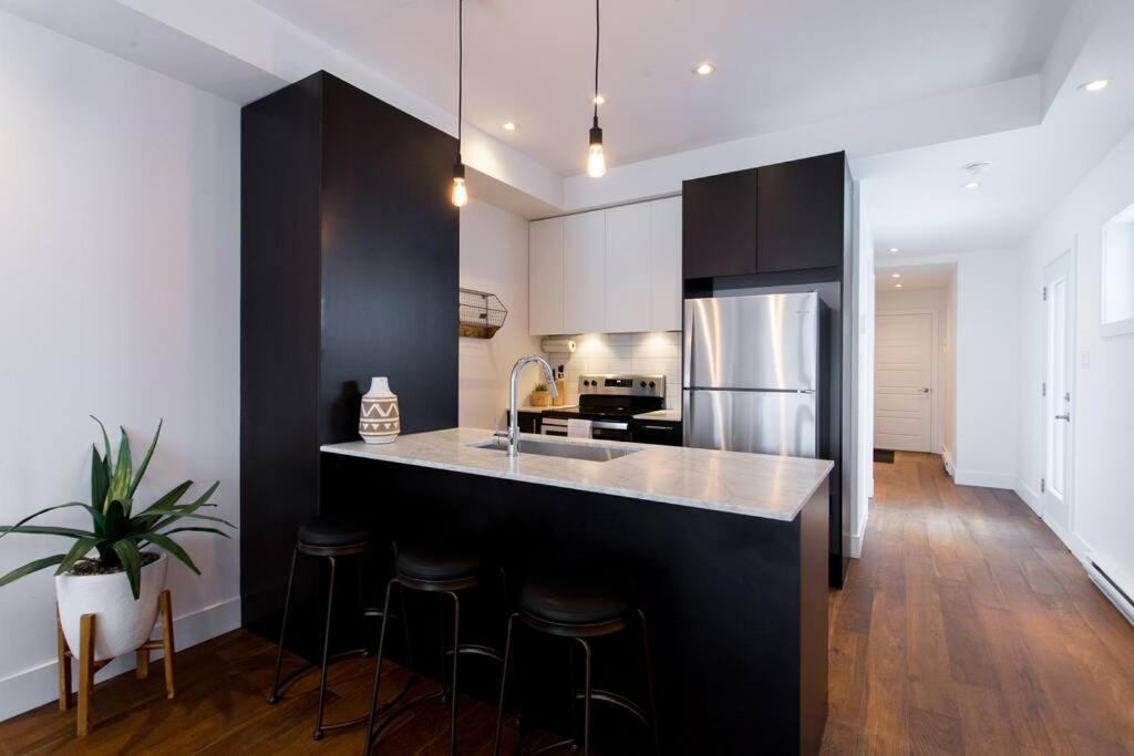 Sleek Condo In The Heart Of Little Italy By Den Stays Montréal Exterior foto
