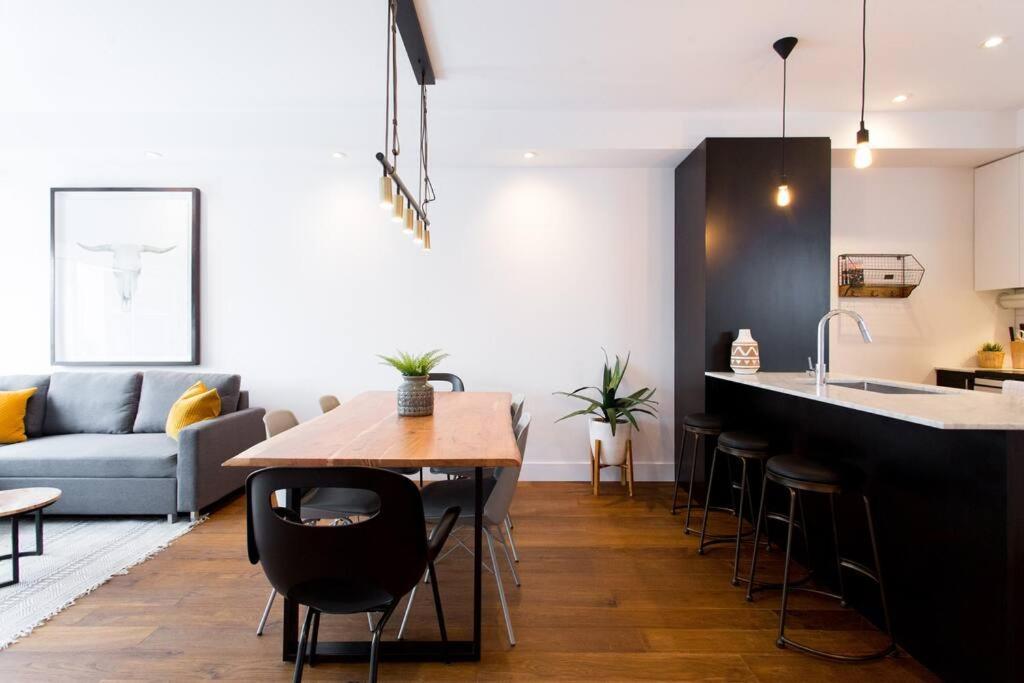 Sleek Condo In The Heart Of Little Italy By Den Stays Montréal Exterior foto