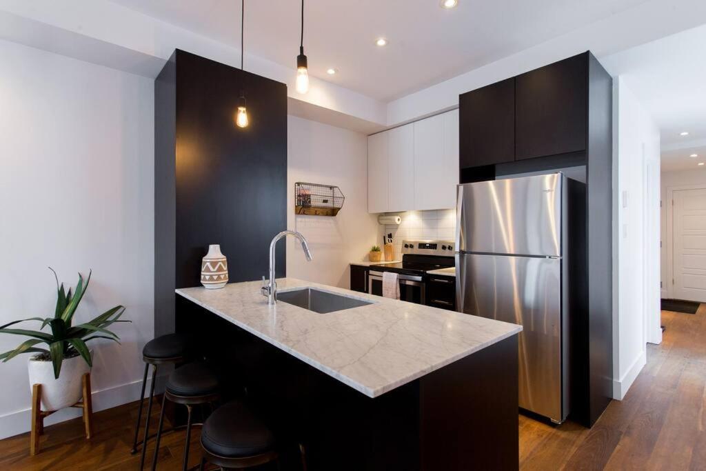 Sleek Condo In The Heart Of Little Italy By Den Stays Montréal Exterior foto