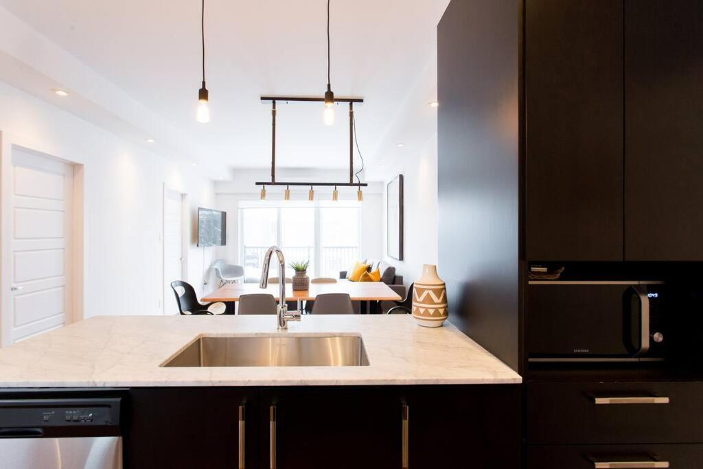 Sleek Condo In The Heart Of Little Italy By Den Stays Montréal Exterior foto